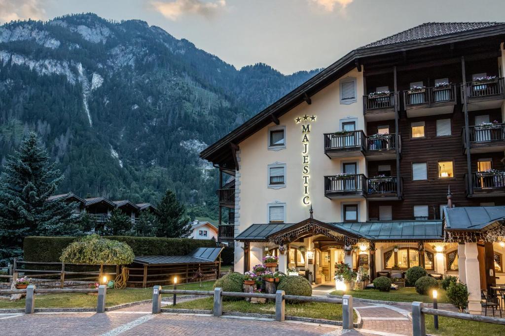 Nespecifikovaný výhled na hory nebo výhled na hory při pohledu z aparthotelu