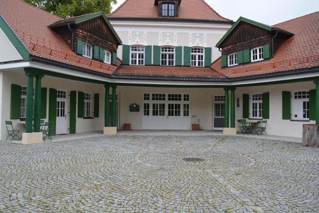 a building with a tiled courtyard in front of it at Ferienwohnungen am Bullachberg in Schwangau