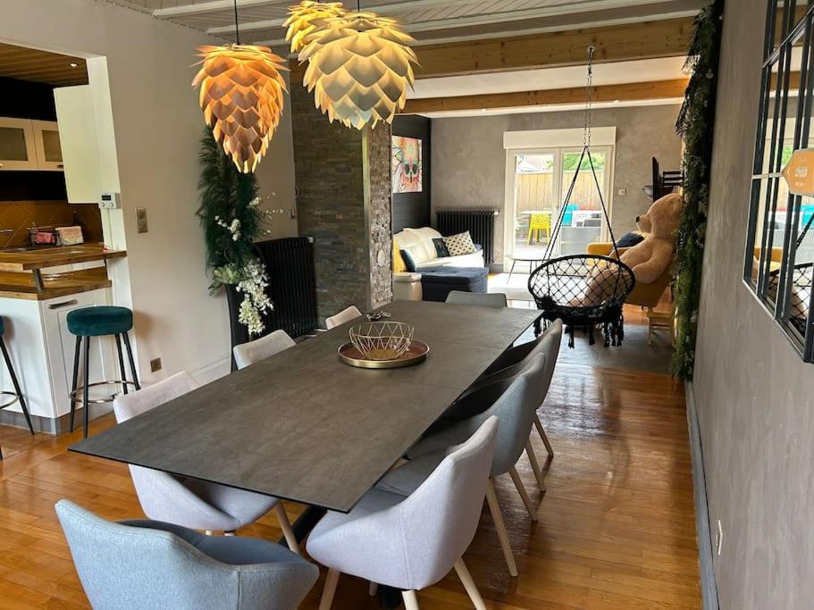 une salle à manger avec une table et des chaises dans l'établissement La maison Swan, à Gérardmer