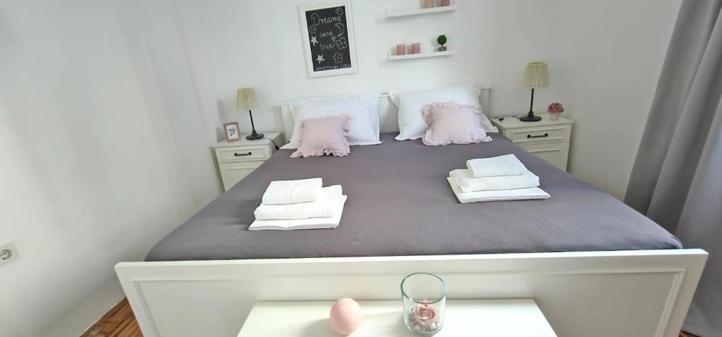 Posteľ alebo postele v izbe v ubytovaní LUKA APARTMENT