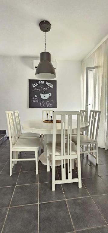 Televízia a/alebo spoločenská miestnosť v ubytovaní LUKA APARTMENT