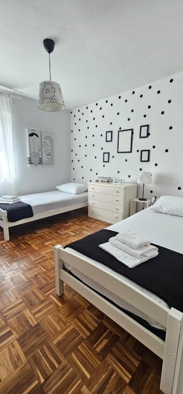Posteľ alebo postele v izbe v ubytovaní LUKA APARTMENT