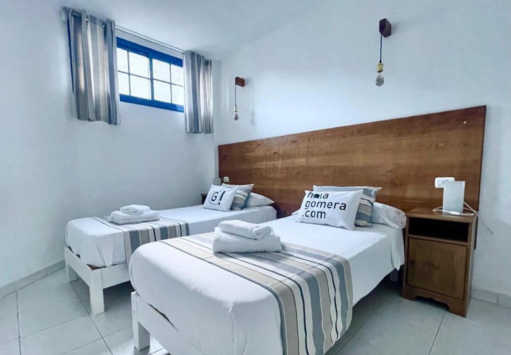 Ένα ή περισσότερα κρεβάτια σε δωμάτιο στο Sunset Beachfront Apartment