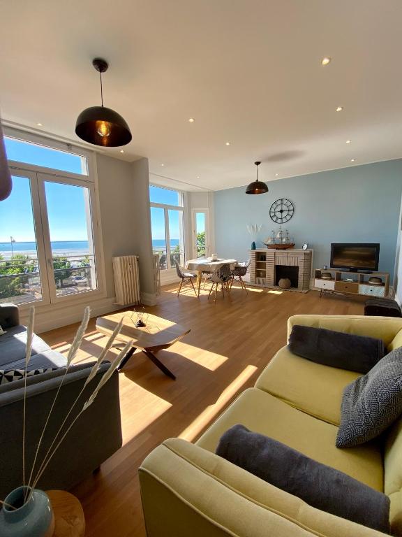 un salon avec un canapé et une table dans l'établissement cutty shark, à Boulogne-sur-Mer