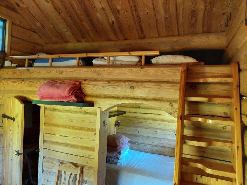 Palanda nebo palandy na pokoji v ubytování Mirteli Talu