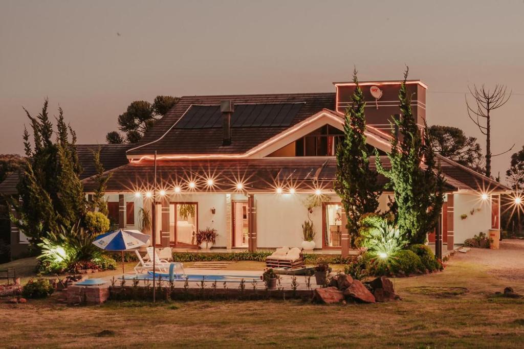 ein Haus mit Lichtern an der Vorderseite in der Unterkunft Sítio Bela Vista 40 in Santa Maria do Erval