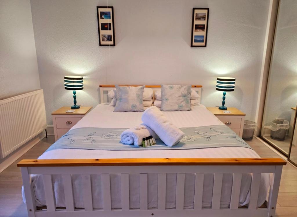 Sea Views, Big 2 Bed Flat Close To Beach & Harbour