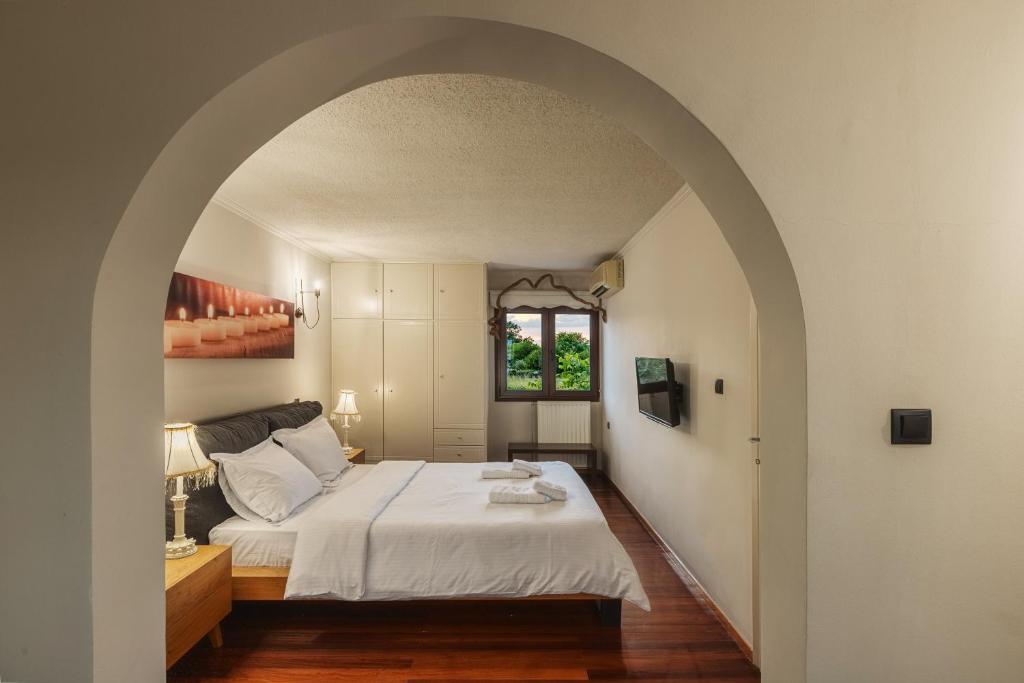 Postel nebo postele na pokoji v ubytování Vintage Suites Trikala