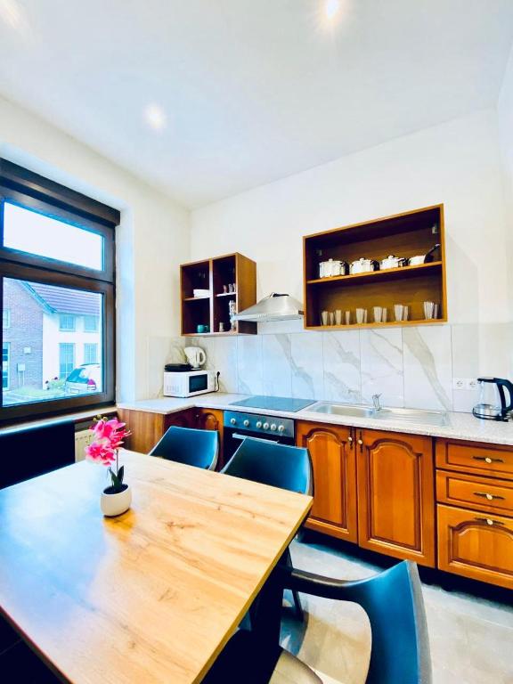 Galeriebild der Unterkunft 3BR Shared Apt, Ideal up to 6P, 15-Min to Stammersdorf in Wien