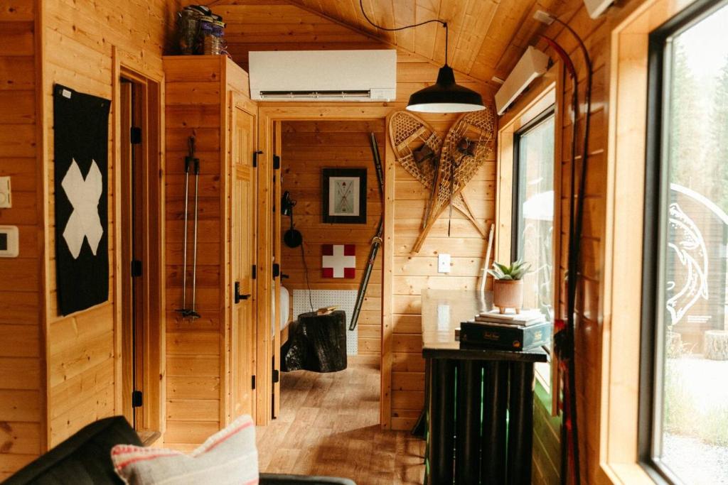 Posezení v ubytování The Ski Haus A Montana Tiny Cabin Forest Retreat