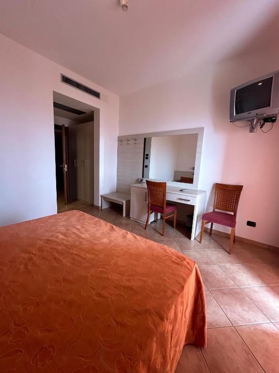TV a/nebo společenská místnost v ubytování Athena Palace Hotel
