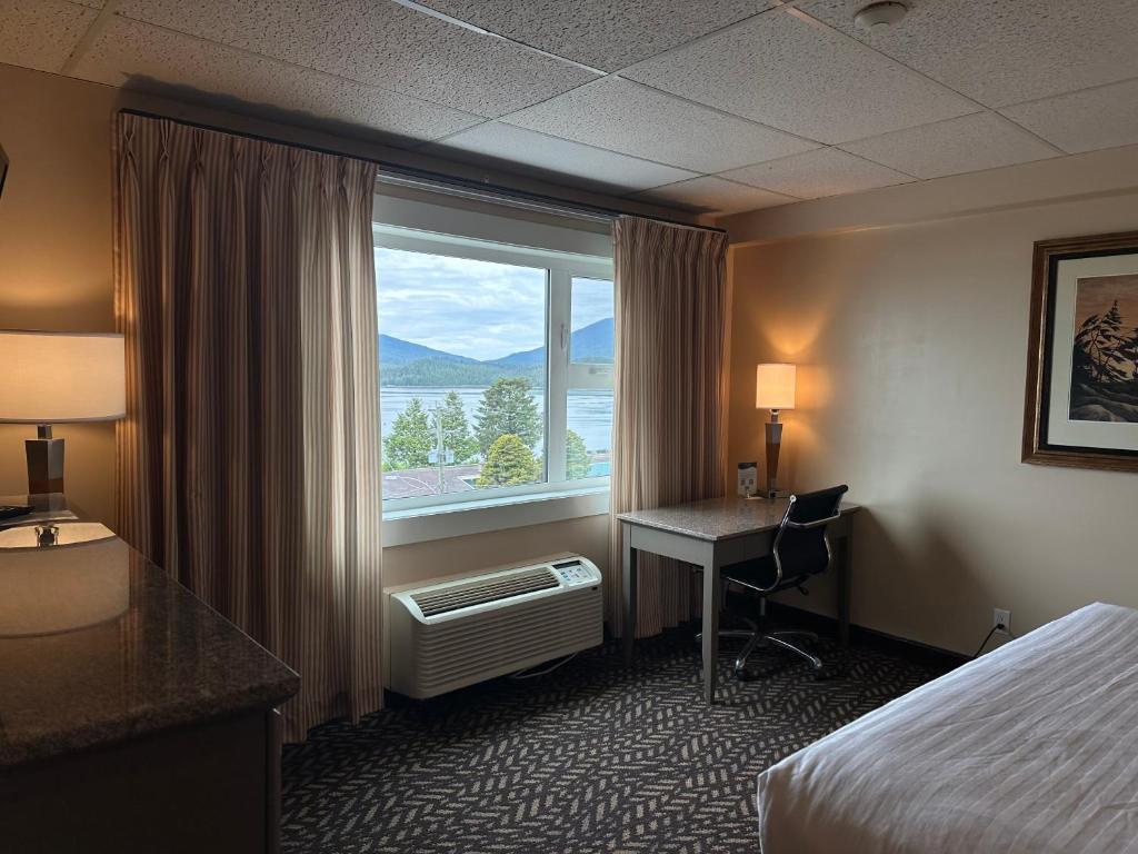 Postel nebo postele na pokoji v ubytování Prestige Oceanview Hotel Prince Rupert