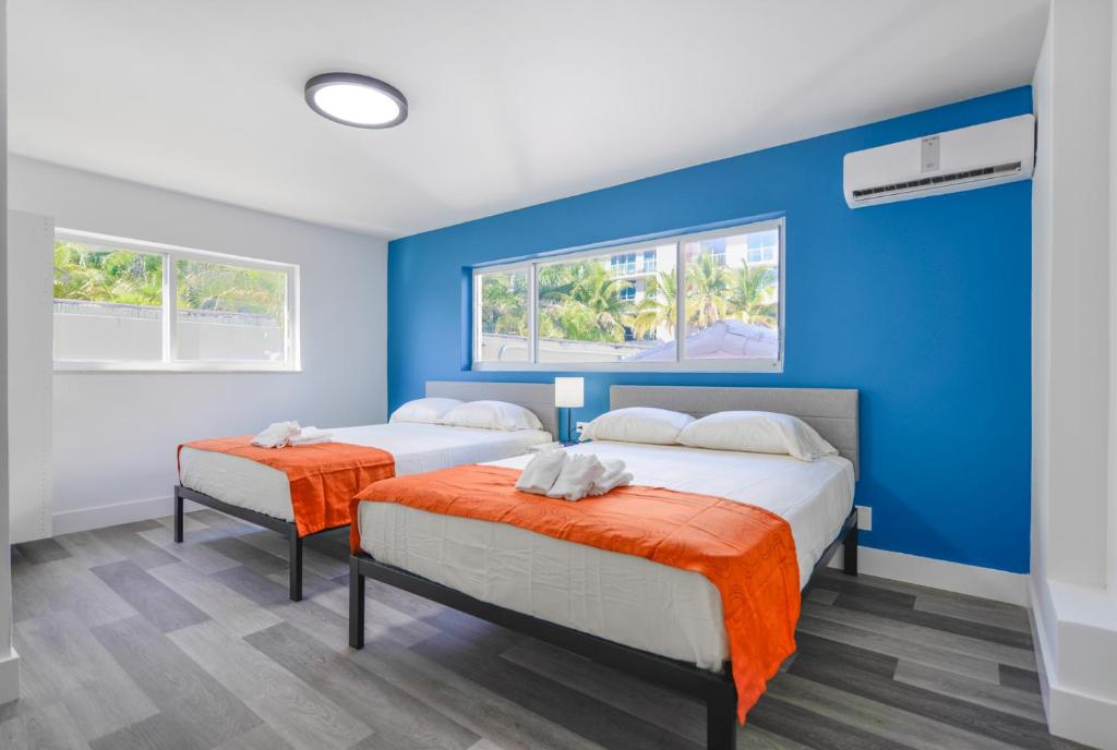 Ένα ή περισσότερα κρεβάτια σε δωμάτιο στο Outstanding oceanfront unit With Parking&Pool - M36