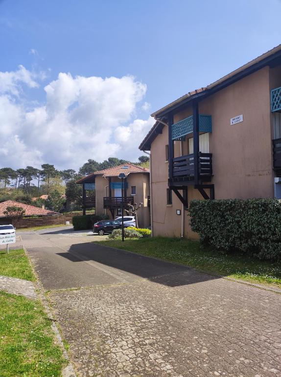 une maison avec une voiture garée devant dans l'établissement LE COURANT D'HUCHET, à Moliets-et-Maa