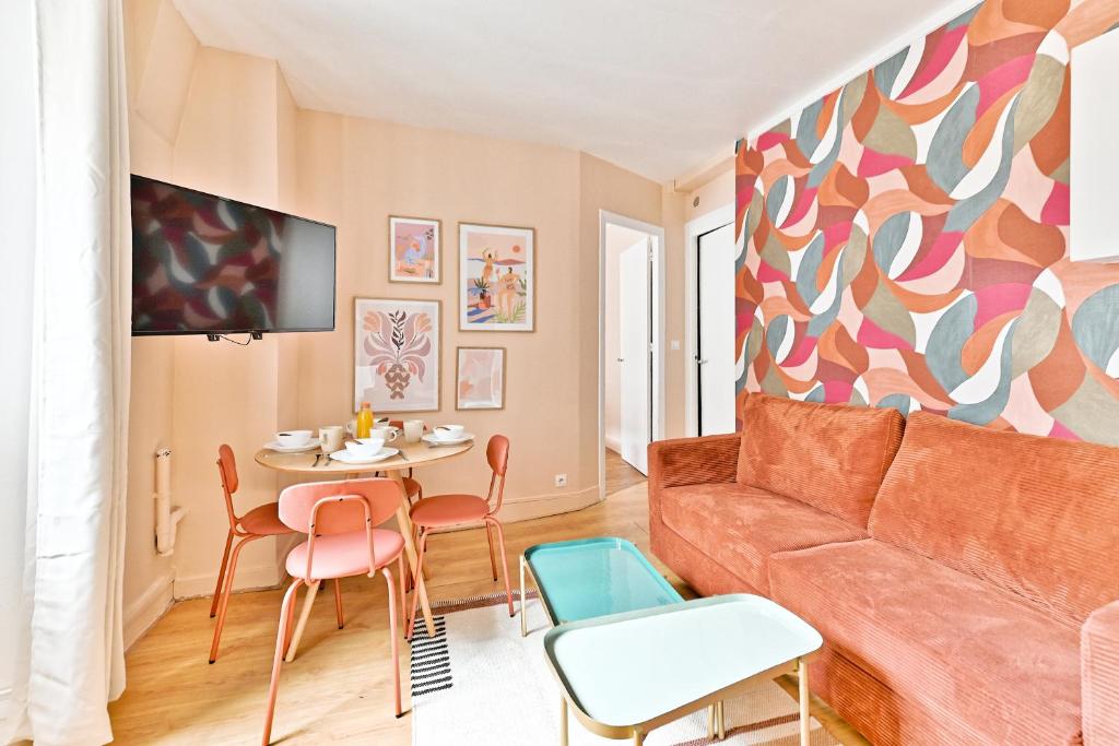 un salon avec un canapé et une table dans l'établissement Appartement pour 4 proche de la Gare Montparnasse, à Paris