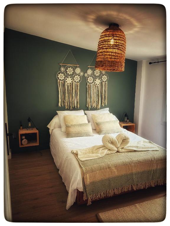 une chambre avec un grand lit avec un mur végétal dans l'établissement Maison des garçons, à Villeneuve-lès-Avignon