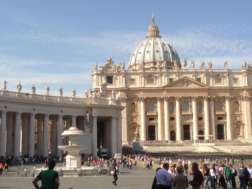 un gran edificio con gente caminando delante de él en Una Notte Ai Musei Vaticani, en Roma