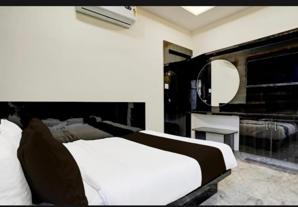 Postel nebo postele na pokoji v ubytování Hotel Shubham Inn Thaltej Ahmedabad