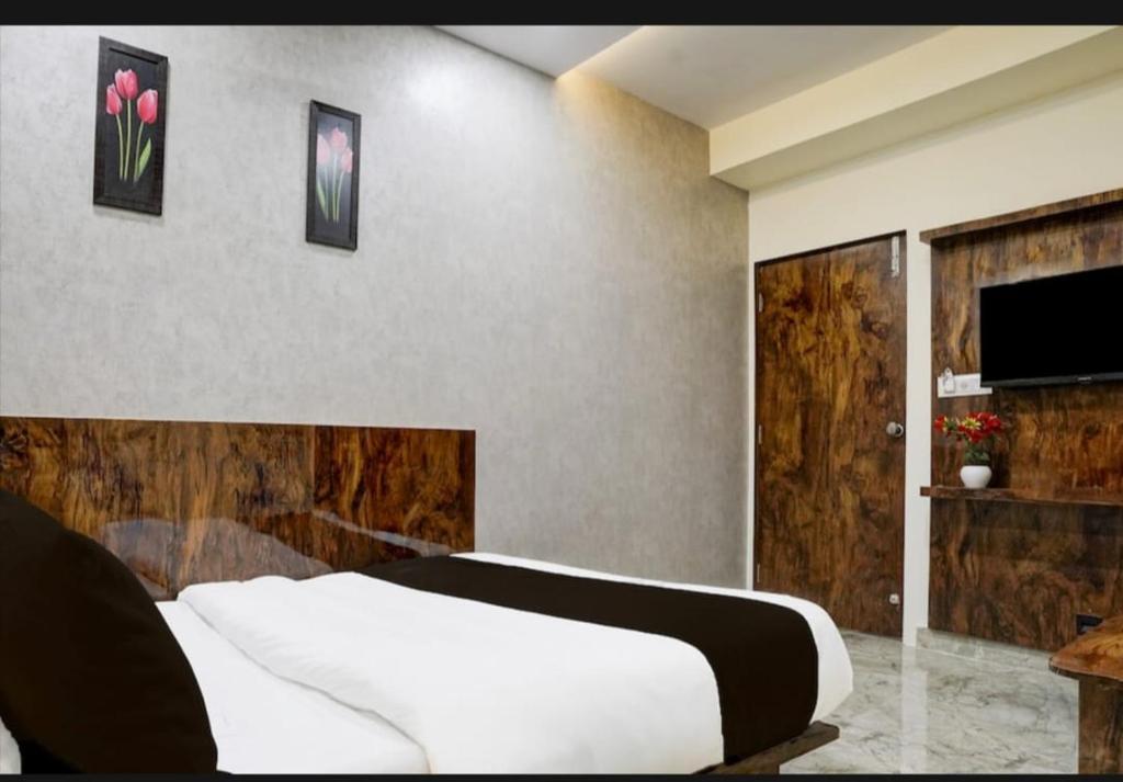 Postel nebo postele na pokoji v ubytování Hotel Shubham Inn Thaltej Ahmedabad