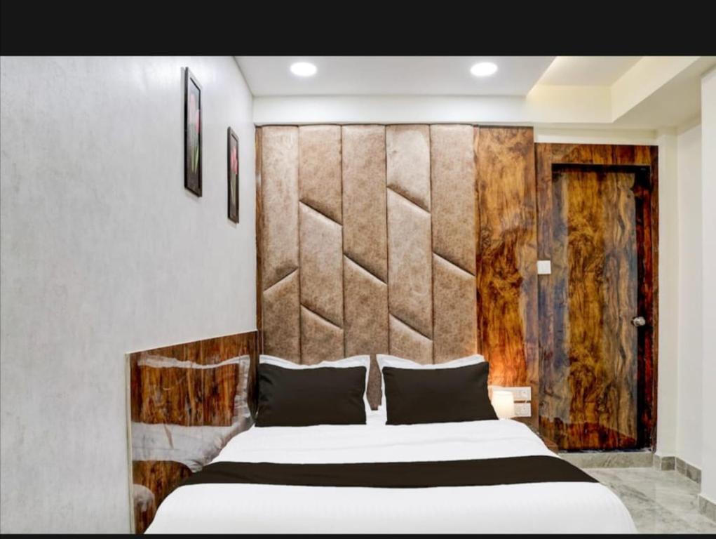 Postel nebo postele na pokoji v ubytování Hotel Shubham Inn Thaltej Ahmedabad