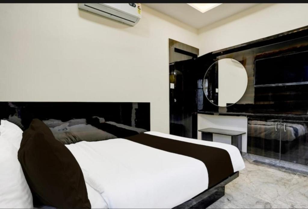 Postel nebo postele na pokoji v ubytování Hotel Shubham Inn Thaltej Ahmedabad