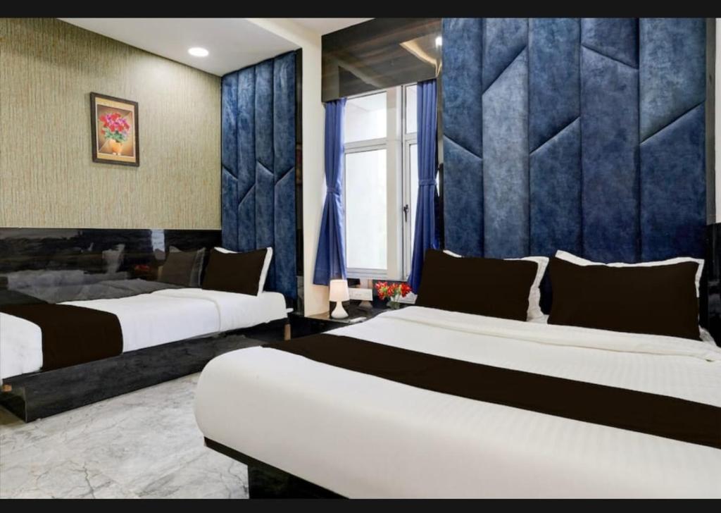 Postel nebo postele na pokoji v ubytování Hotel Shubham Inn Thaltej Ahmedabad