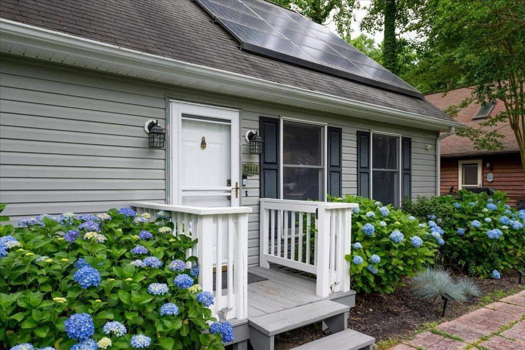 ein Haus mit einer Veranda mit blauen Blumen in der Unterkunft Dream Cottage in Lewes in Lewes
