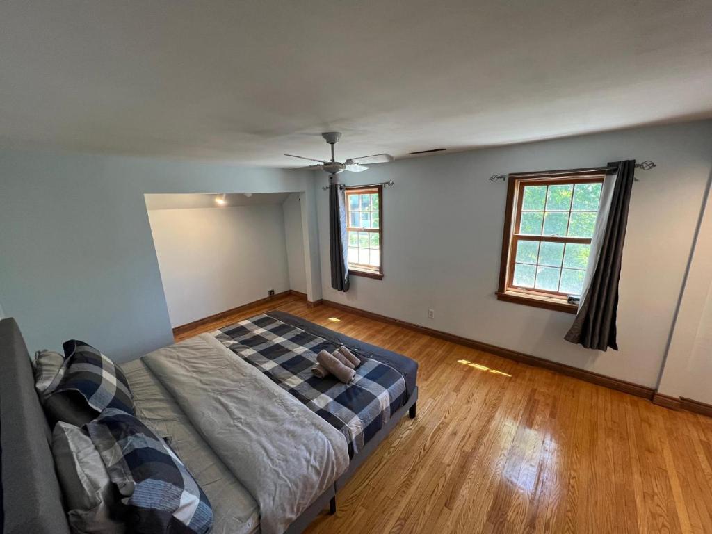 Ένα ή περισσότερα κρεβάτια σε δωμάτιο στο 3BDRM Home minutes to Port Credit & Waterfront trails in Mississauga
