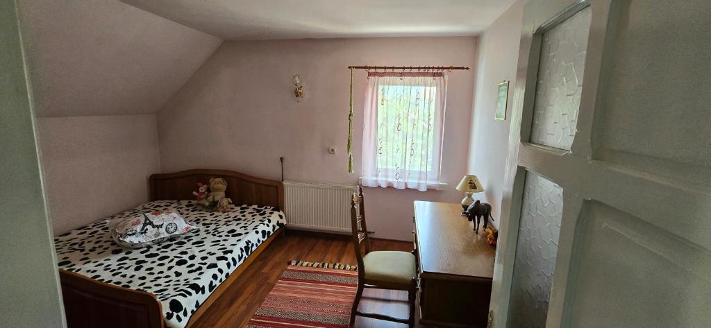 a small bedroom with a bed and a window at La mama Miha in Agigea