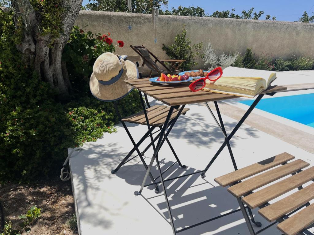 Bazén v ubytování Aoni Suites nebo v jeho okolí