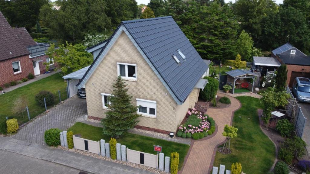 een huis met een grijs dak en een oprit bij Seeluft in Cuxhaven