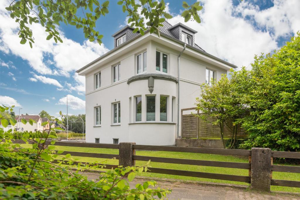 a white house with a fence in front of it at Dat witte Hus am Friedrichberg in Husum