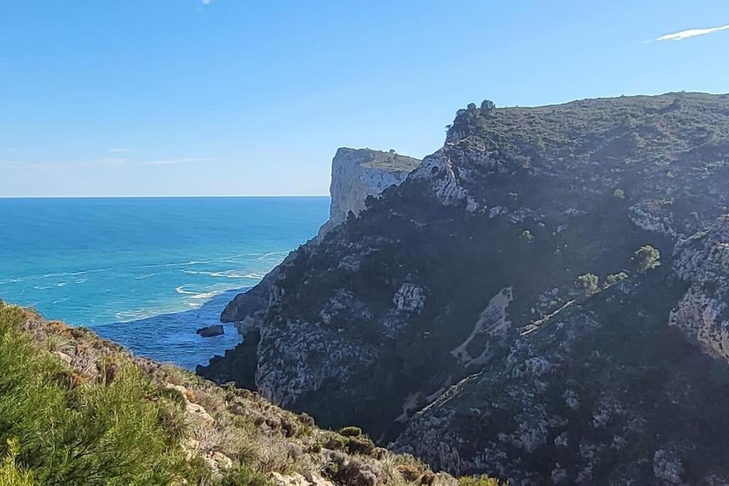 コンブレ・デル・ソルにあるImpresionantes vistasの崖からの海の景色