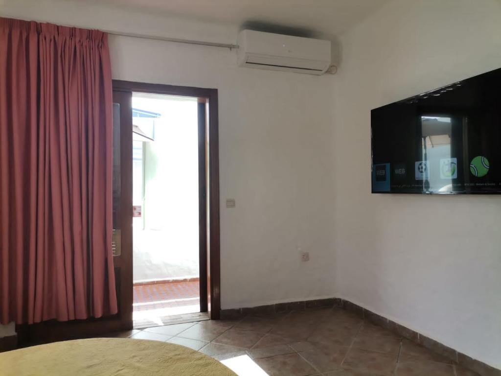 Una televisión o centro de entretenimiento en Un Charmant appartement à Cabo Nego Complexe Mouna