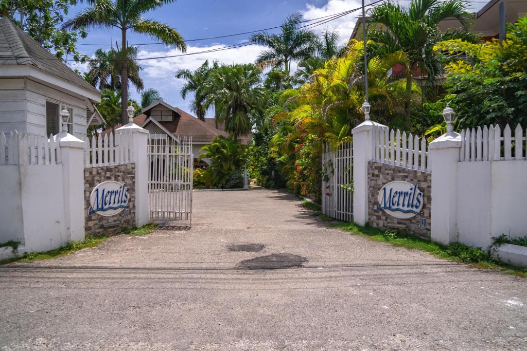 una recinzione bianca di fronte a un vialetto di Merrils Beach Resort II a Negril