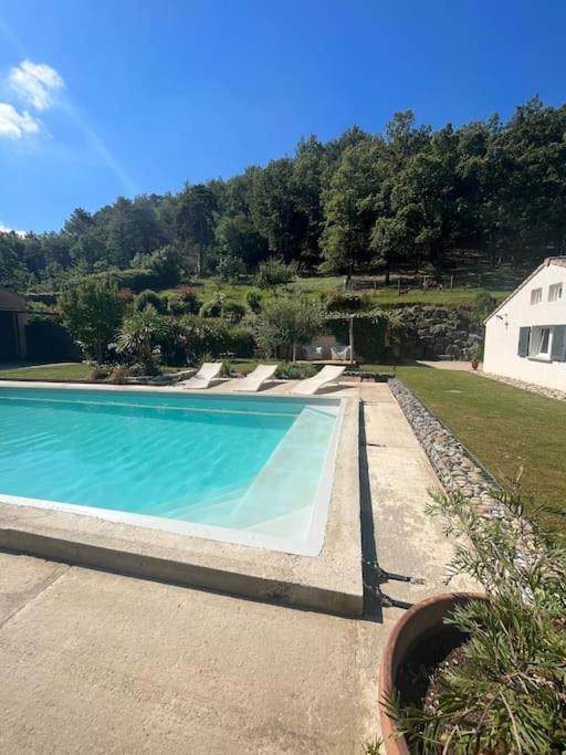 une piscine dans une cour avec une maison dans l'établissement Villa authentique avec piscine, jardin, à Montélimar