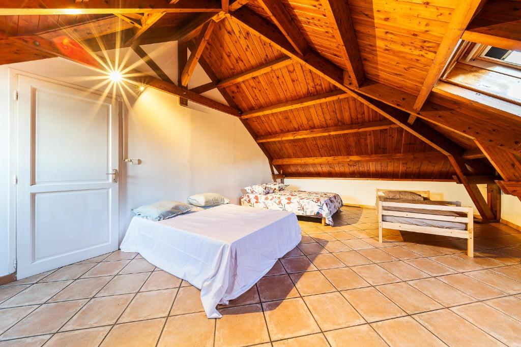 Postel nebo postele na pokoji v ubytování La Villa Papyrus