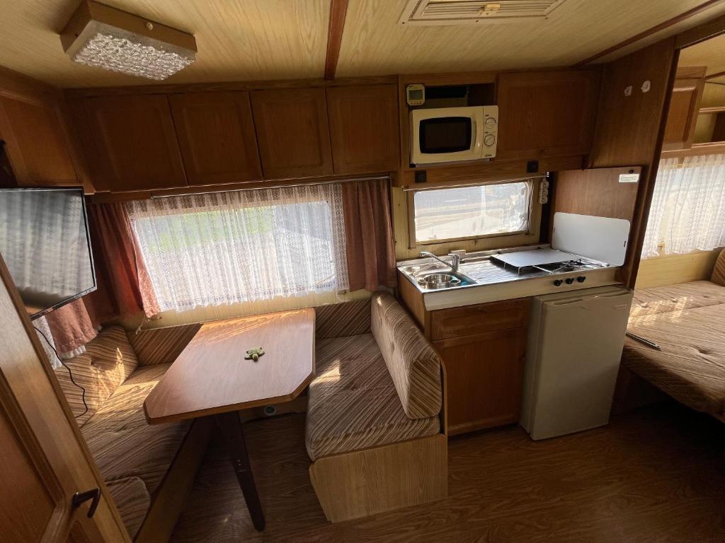 Kuchyň nebo kuchyňský kout v ubytování Karavan