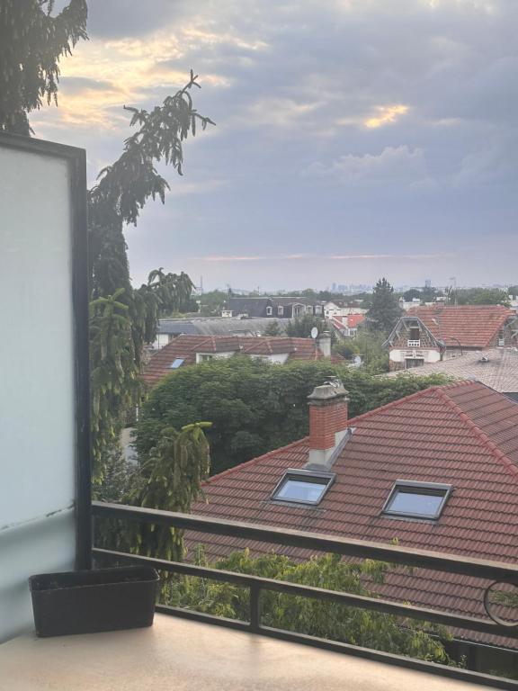 d'un balcon avec vue sur le toit. dans l'établissement Studio vue sur la Tour Eiffel, à Nogent-sur-Marne