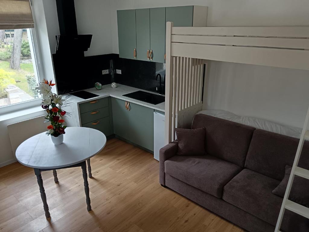 una sala de estar con un sofá y una mesa en Escale Côte d'Amour, en Pornichet