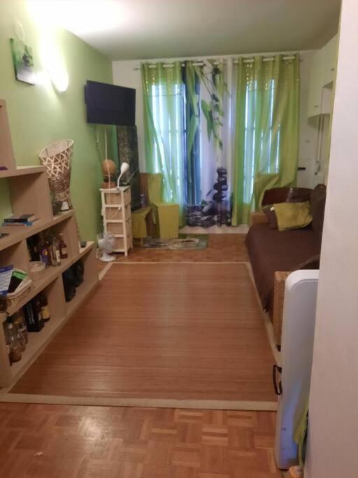 - un salon avec un canapé et du parquet dans l'établissement Appartement T2 35m2, à Pantin