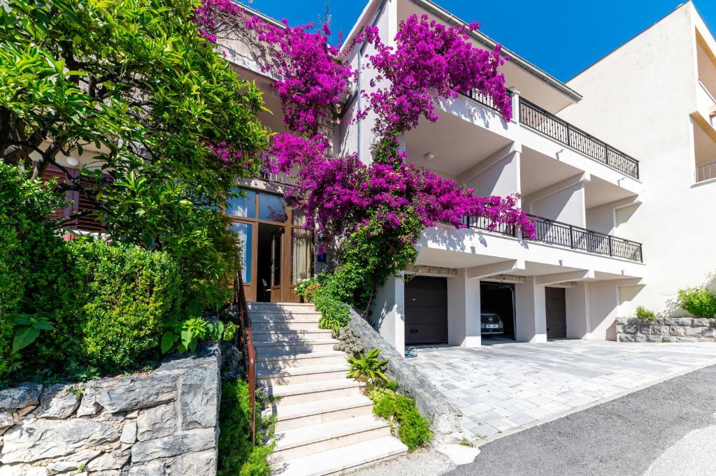 ブレラにあるVilla Sokolの紫の花の家