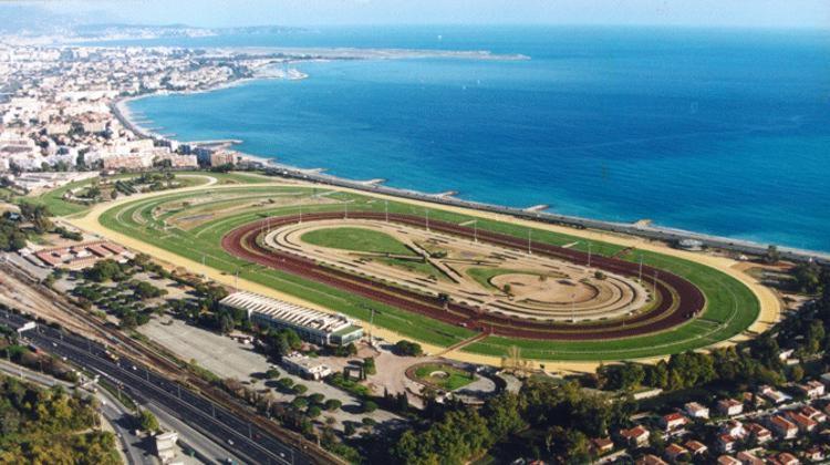 - une vue aérienne sur une piste de course au bord de l'océan dans l'établissement Le plein sud, à Cagnes-sur-Mer