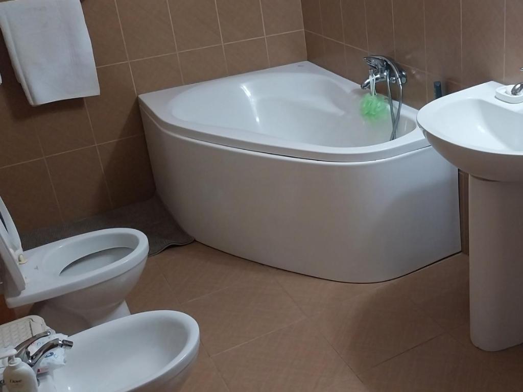 Koupelna v ubytování Serena House