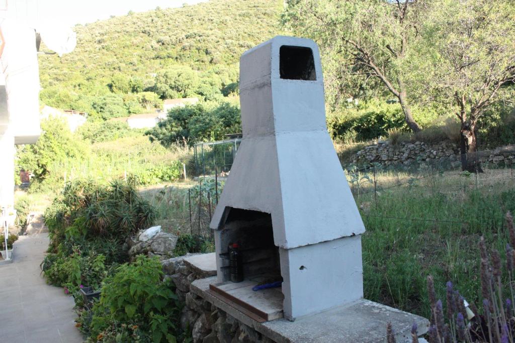 a white oven sitting on top of a stone wall at Apartment Ivan in Račišće