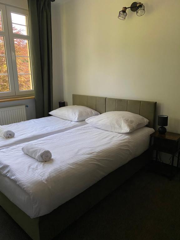 Postel nebo postele na pokoji v ubytování Zamek Nowęcin