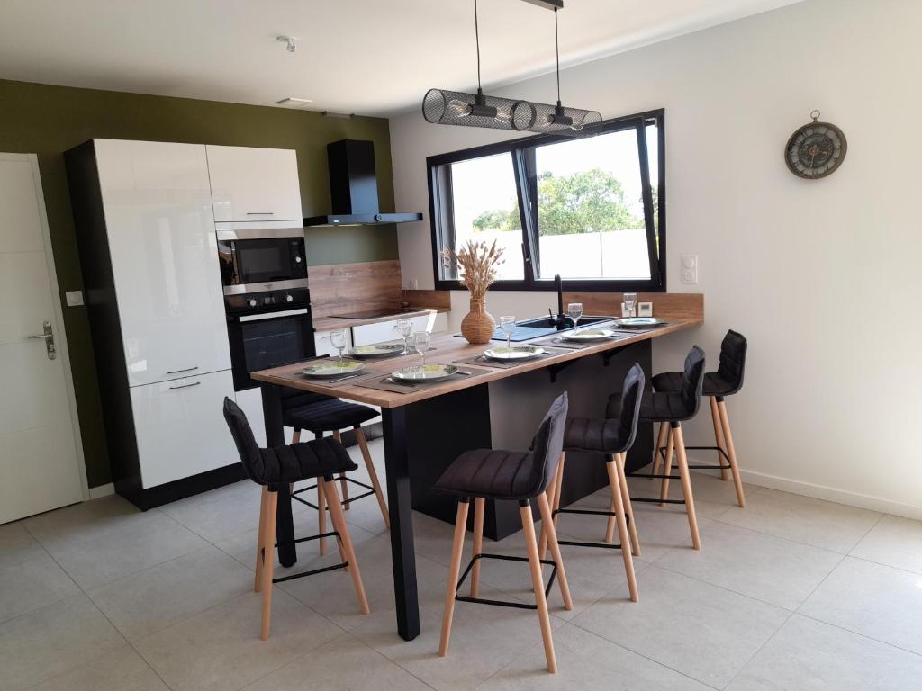 Kuchyň nebo kuchyňský kout v ubytování Maison neuve très proche de la mer