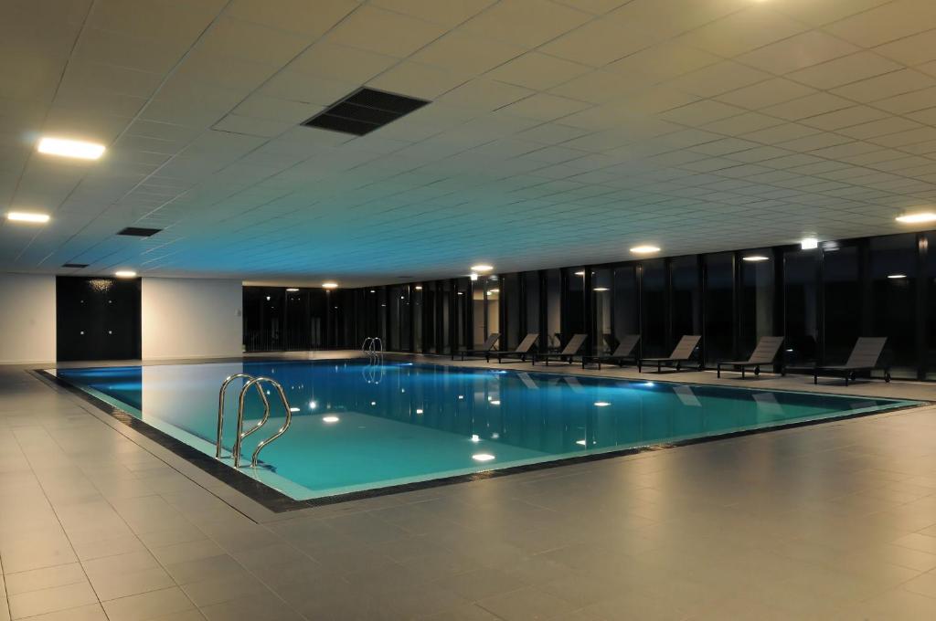 Bazén v ubytování Open Village Sports Hotel & Spa Club nebo v jeho okolí