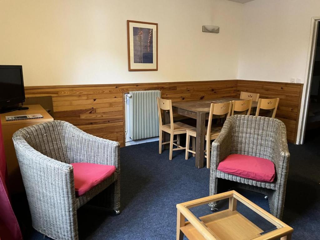une pièce avec une table, des chaises et une télévision dans l'établissement LE CHALET - Piscine 5 - 2 Pièces pour 9 Personnes MAE-8714, à Gourette