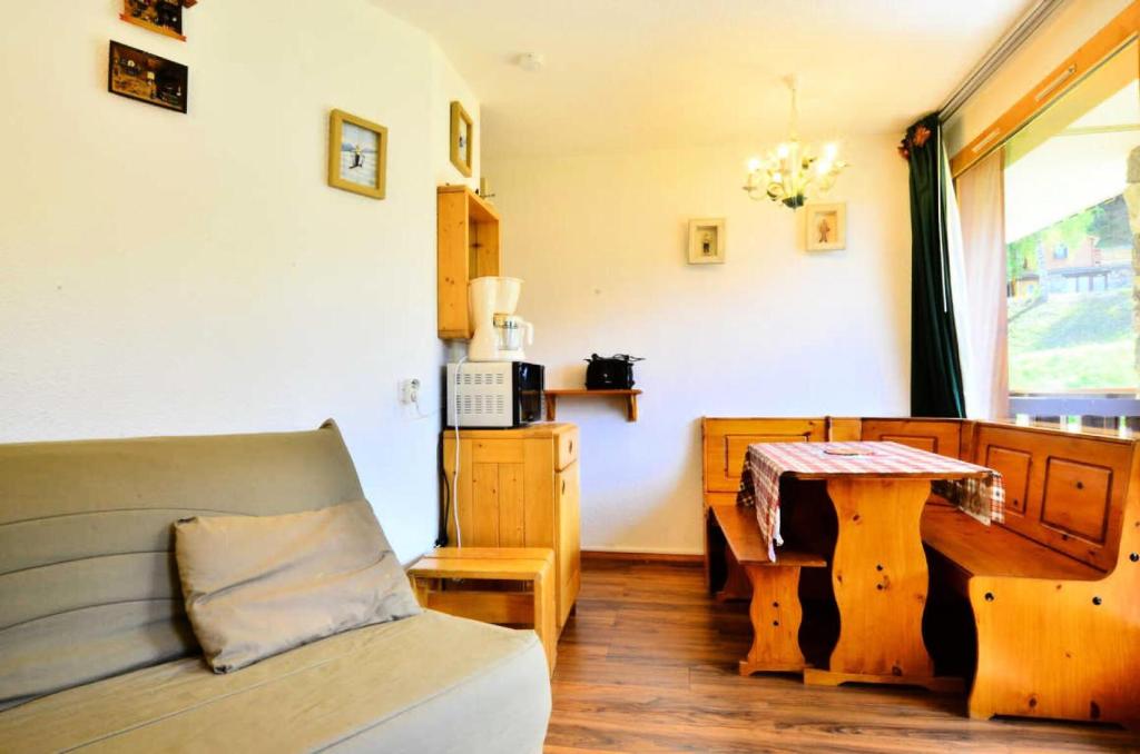 un salon avec un canapé et une table dans l'établissement Résidence LES PENTES - Studio pour 2 Personnes MAE-9704, à Aime La Plagne